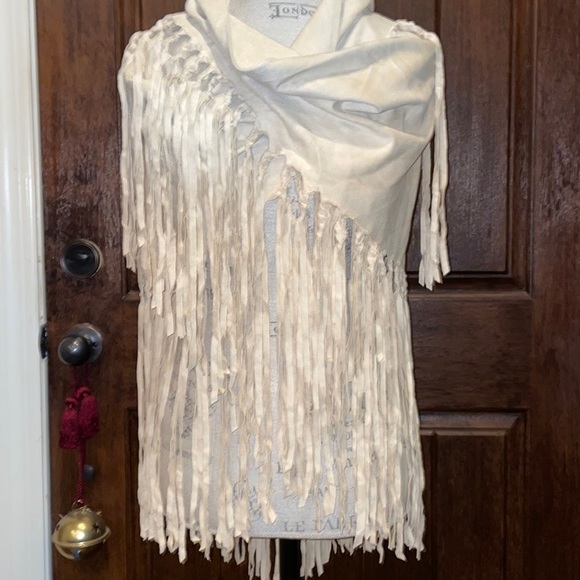 BOHO FRANCESCA’S SHAWL PONCHO WRAP WHITE BEIGE NWT - Picture 7 of 15